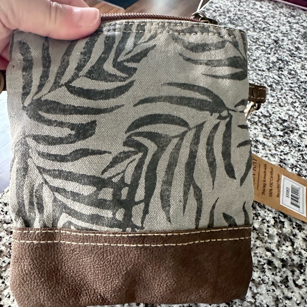 NWT Leaf front passport bag. 6x7 - Picture 3 of 6
